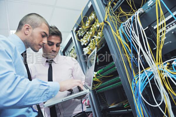 網絡服務器室中的計算機網絡工程實踐